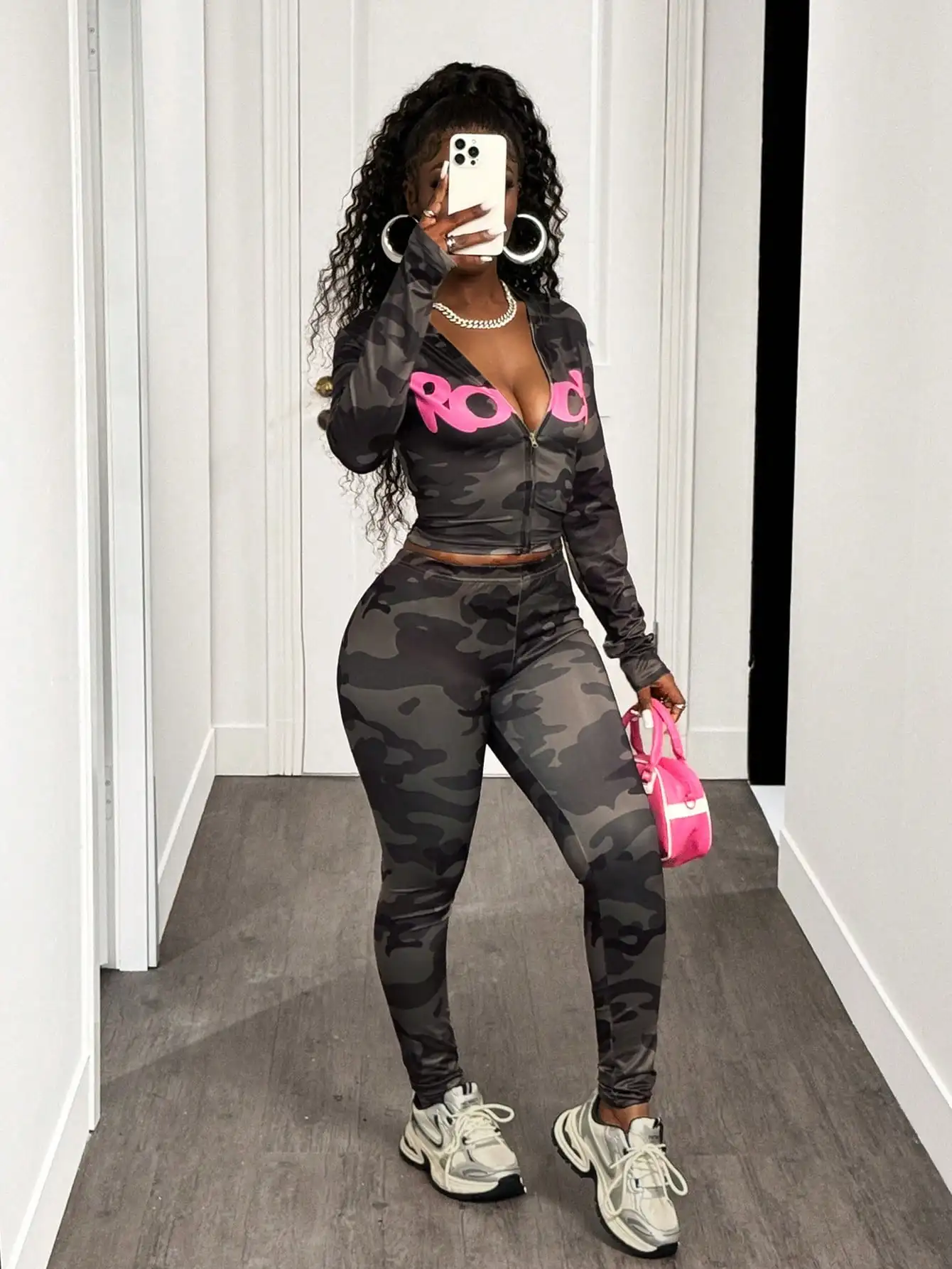 Комплект из худи на молнии с камуфляжным принтом и леггинсов с низкой талией и розовым буквенным принтом
Комплект из худи на молнии с камуфляжным принтом и леггинсов с низкой талией и розовым буквенным принтом