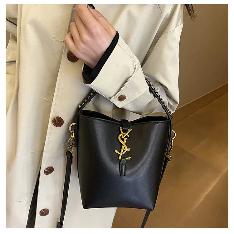 2023 Новая женская легкая сумка-мешок, высококачественная текстурированная сумка через плечо, универсальная и простая сумка через плечо для повседневного повседневного использования
2023 Новая женская легкая сумка-мешок, высококачественная текстурированная сумка через плечо, универсальная и простая сумка через плечо для повседневного повседневного использования