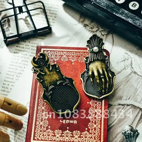 Vintage Metal Lady Hand Paper Clips 1 Piece Retro Decorative Clips Antique Journal Album Scrapbooking Material
Vintage Metal Lady Hand Paper Clips 1 Piece Retro Decorative Clips Antique Journal Album Scrapbooking Material