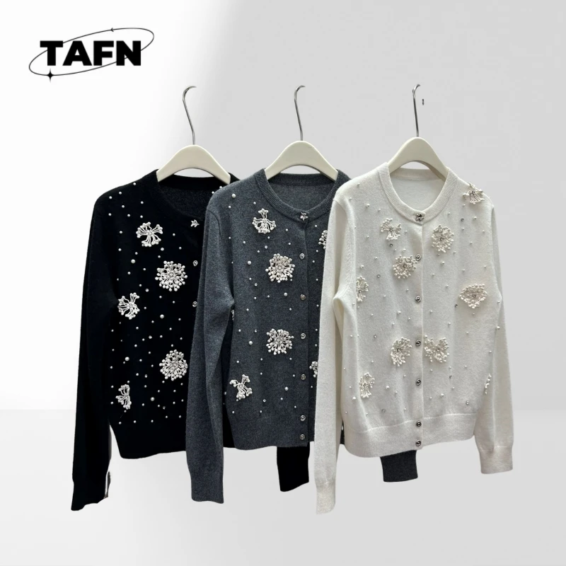 24 Popular European and American Style Wool Warm Banquet Luxury Women's Sweater Printing Stylish Sweet Temperament
24 Popular European and American Style Wool Warm Banquet Luxury Women's Sweater Printing Stylish Sweet Temperament