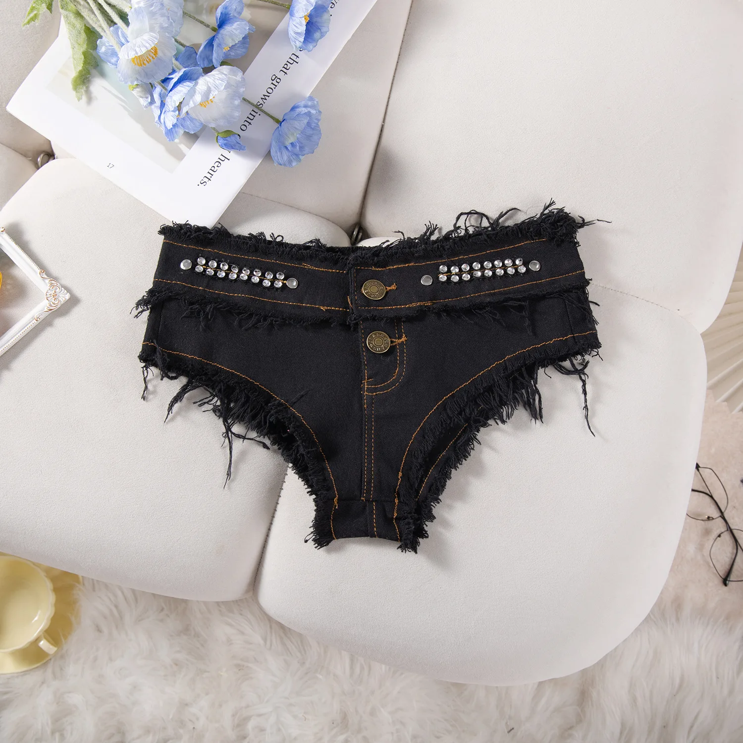 2026 New Bar Hot Girl Sexy Low-waist Denim Shorts Summer Triangle Panties Women's Nightclub Performance Outfit
2026 New Bar Hot Girl Sexy Low-waist Denim Shorts Summer Triangle Panties Women's Nightclub Performance Outfit