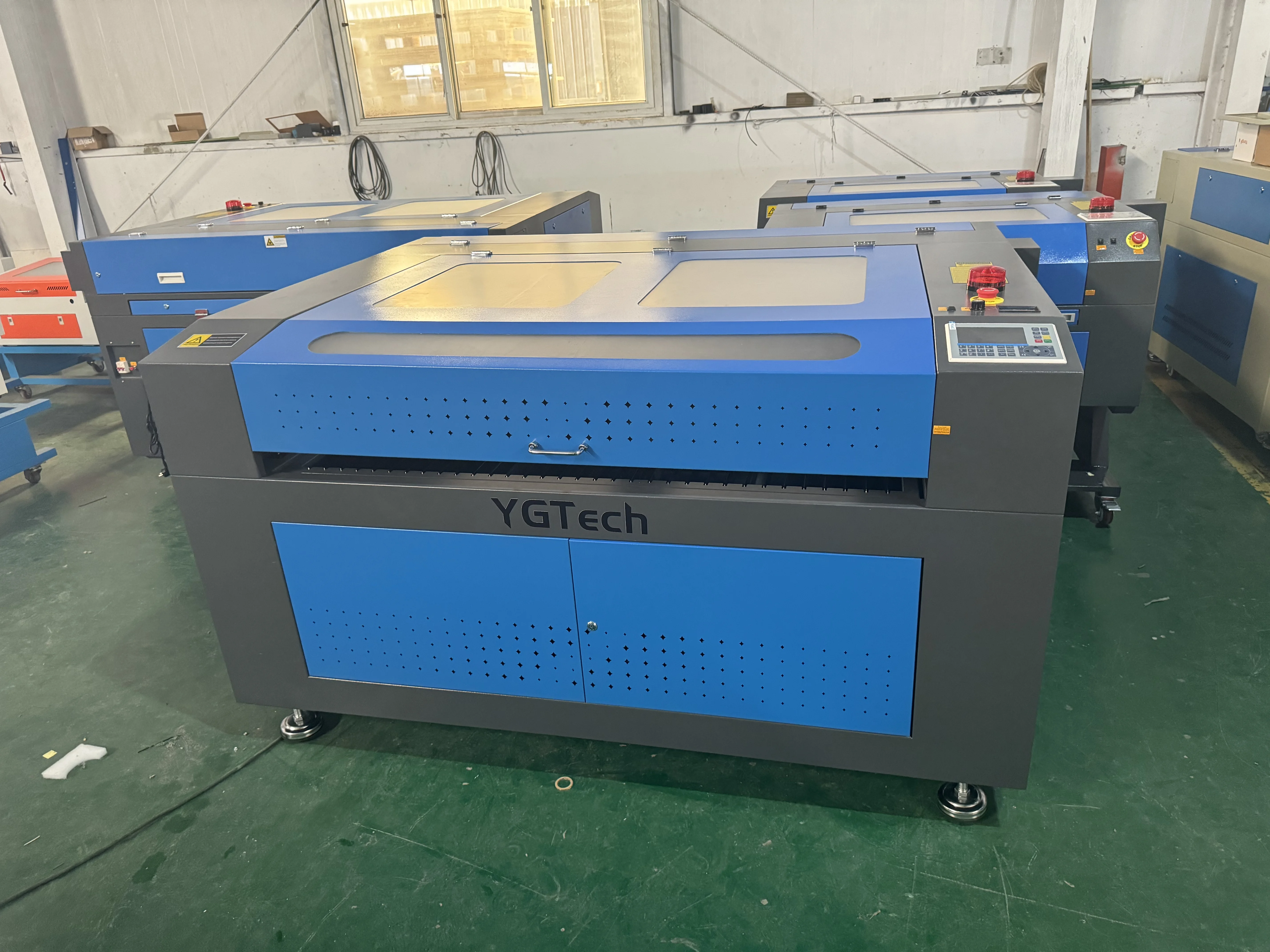 CO2 laser engraving machine 150W/100W 130x90cm working area supports RUIDA/W6 water cooling system
CO2 laser engraving machine 150W/100W 130x90cm working area supports RUIDA/W6 water cooling system