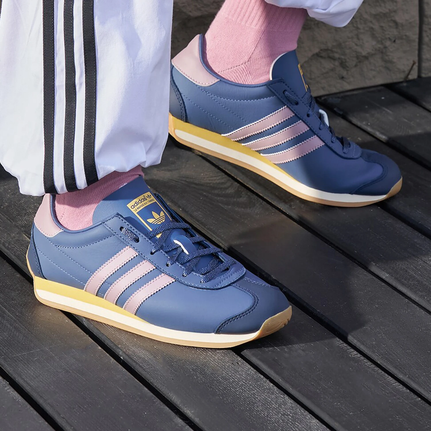 Adidas genuine Originals Unisex Classic Retro Lightweight Sports Shoes IE8612
Adidas genuine Originals Unisex Classic Retro Lightweight Sports Shoes IE8612