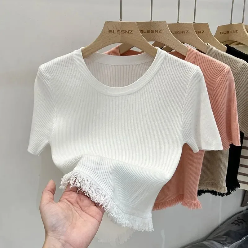 Женская белая трикотажная футболка в рубчик с короткими рукавами и бахромой подол с круглым вырезом, повседневная облегающая футболка
Женская белая трикотажная футболка в рубчик с короткими рукавами и бахромой подол с круглым вырезом, повседневная облегающая футболка