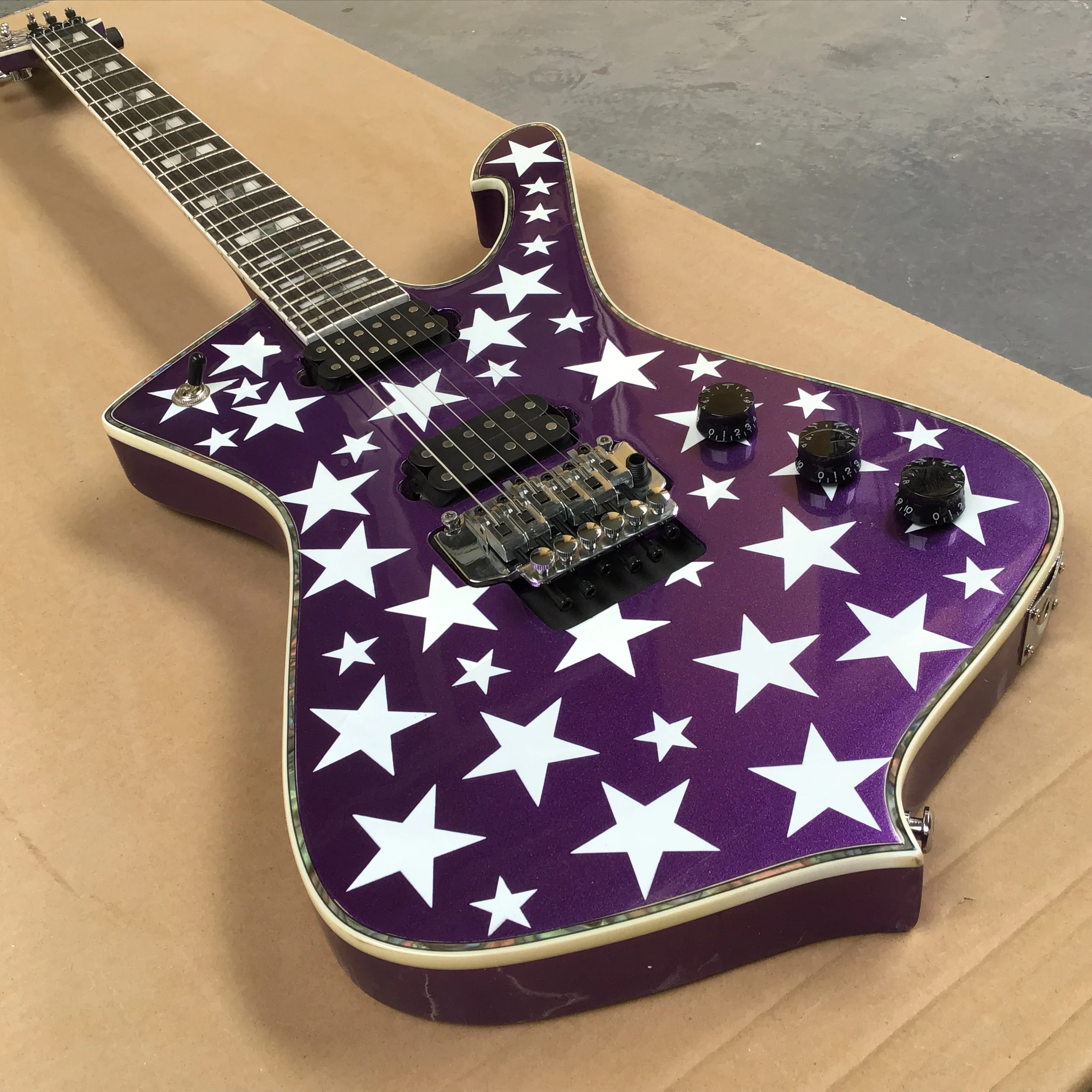 Purple 6-String Electric Guitar with Star Decoration, Dual-Coil Pickups, Wooden Body
Purple 6-String Electric Guitar with Star Decoration, Dual-Coil Pickups, Wooden Body