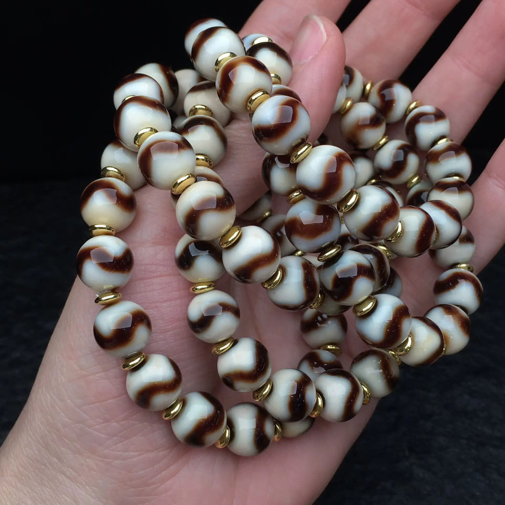 Black white distinct pure white base jade gray coffee lines single-line pharmacist bracelet round beads cylindrical barrel beads
Black white distinct pure white base jade gray coffee lines single-line pharmacist bracelet round beads cylindrical barrel beads