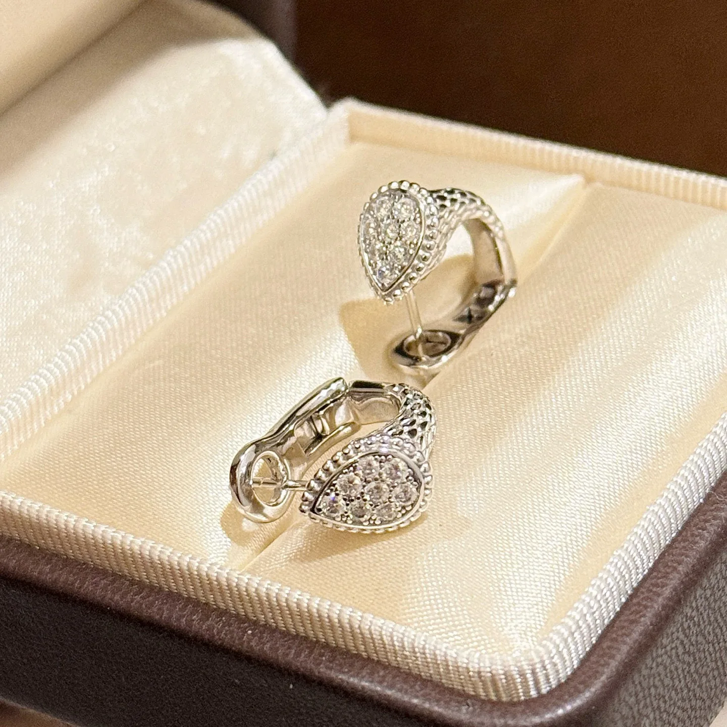 100% 925 Sterling Silver Water Drop Pave Zircon Bead Edge Stud Earrings For Women Fine Jewelry
100% 925 Sterling Silver Water Drop Pave Zircon Bead Edge Stud Earrings For Women Fine Jewelry