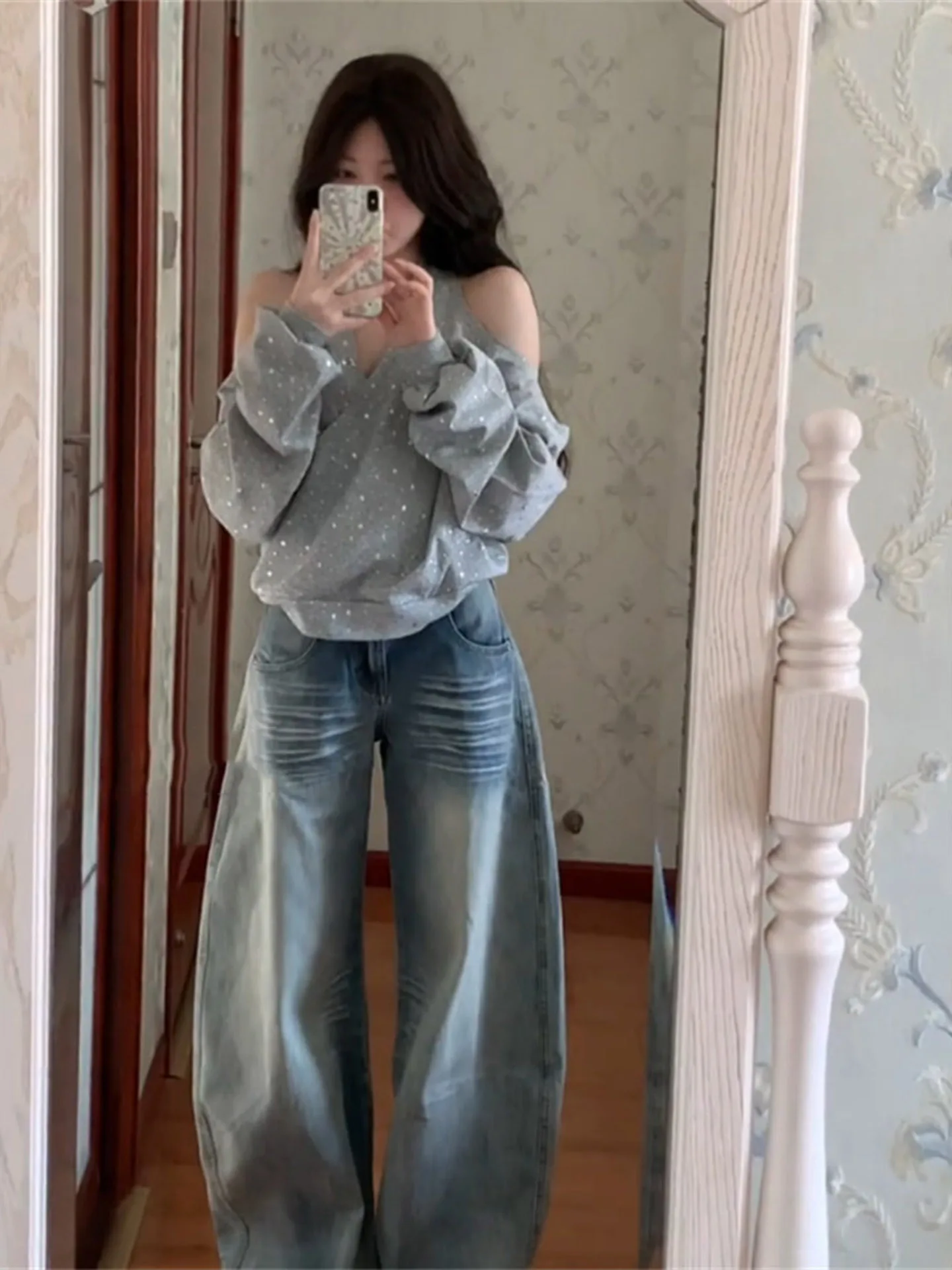 plus Size Women's Korean Style V-Neck Shoulder Bared Sweatshirt Loose Fit Autumn Spring High Waist Long Sleeve Casual Top
plus Size Women's Korean Style V-Neck Shoulder Bared Sweatshirt Loose Fit Autumn Spring High Waist Long Sleeve Casual Top