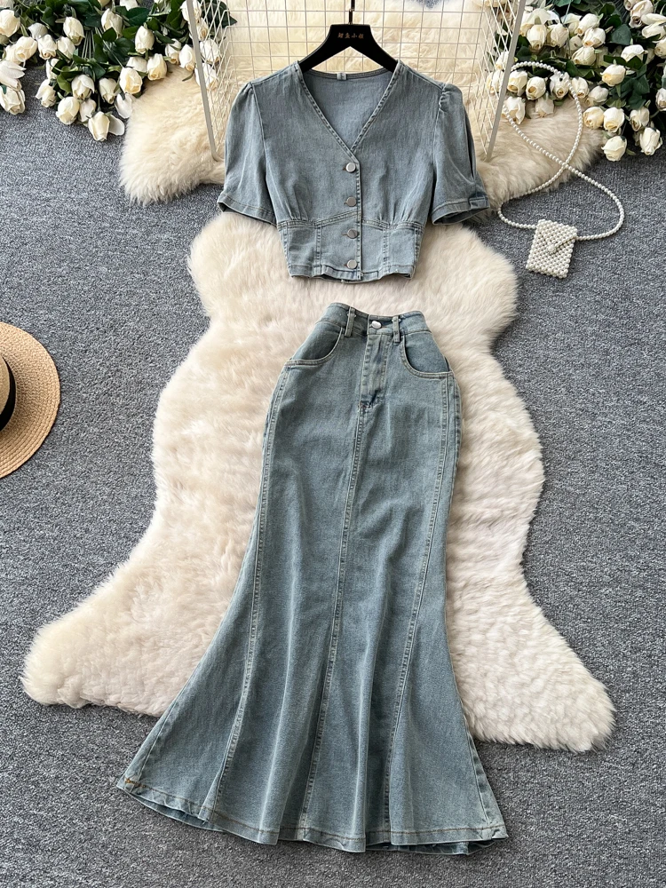 High Waist Fish Tail Skirt And Short Sleeve V Neck Denim Top Women's Fashionable Summer Outfit Commute Style Two Piece Set
High Waist Fish Tail Skirt And Short Sleeve V Neck Denim Top Women's Fashionable Summer Outfit Commute Style Two Piece Set