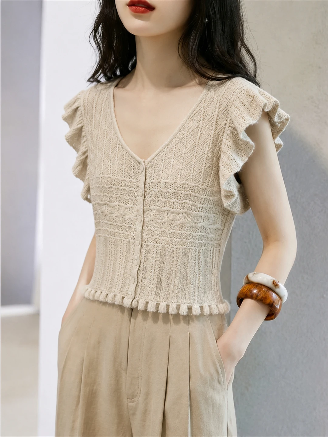 Silk Knitted V-Neck Top Elegant Summer Lightweight Luxury Fashion Straight Cut Short Sleeve Korean Style Commute Pure Color
Silk Knitted V-Neck Top Elegant Summer Lightweight Luxury Fashion Straight Cut Short Sleeve Korean Style Commute Pure Color