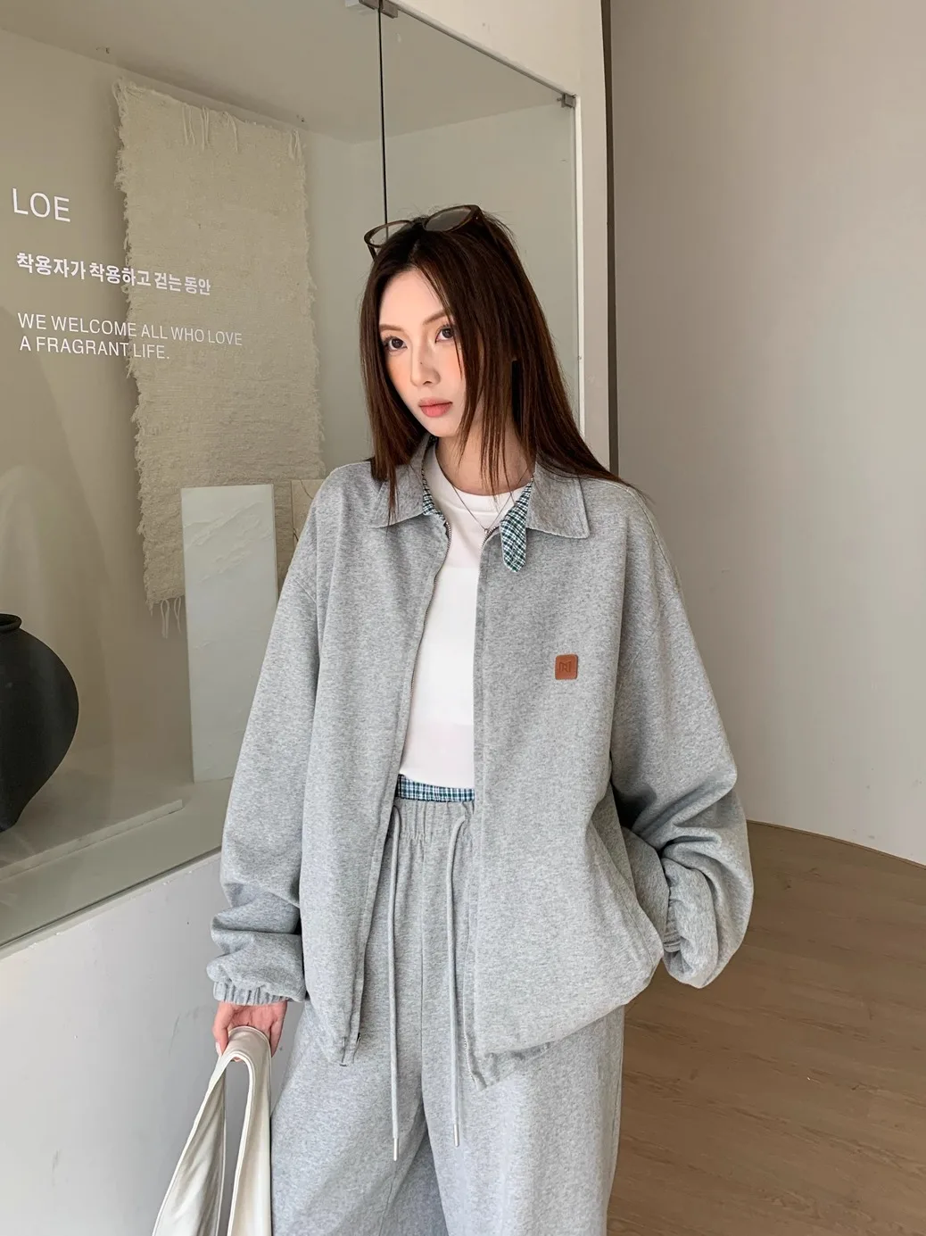 Двусторонняя корейская куртка-жакет на молнии свободного кроя с воротником, женская верхняя одежда, утепленная, осенне-зимняя, модная, для женщин
Двусторонняя корейская куртка-жакет на молнии свободного кроя с воротником, женская верхняя одежда, утепленная, осенне-зимняя, модная, для женщин