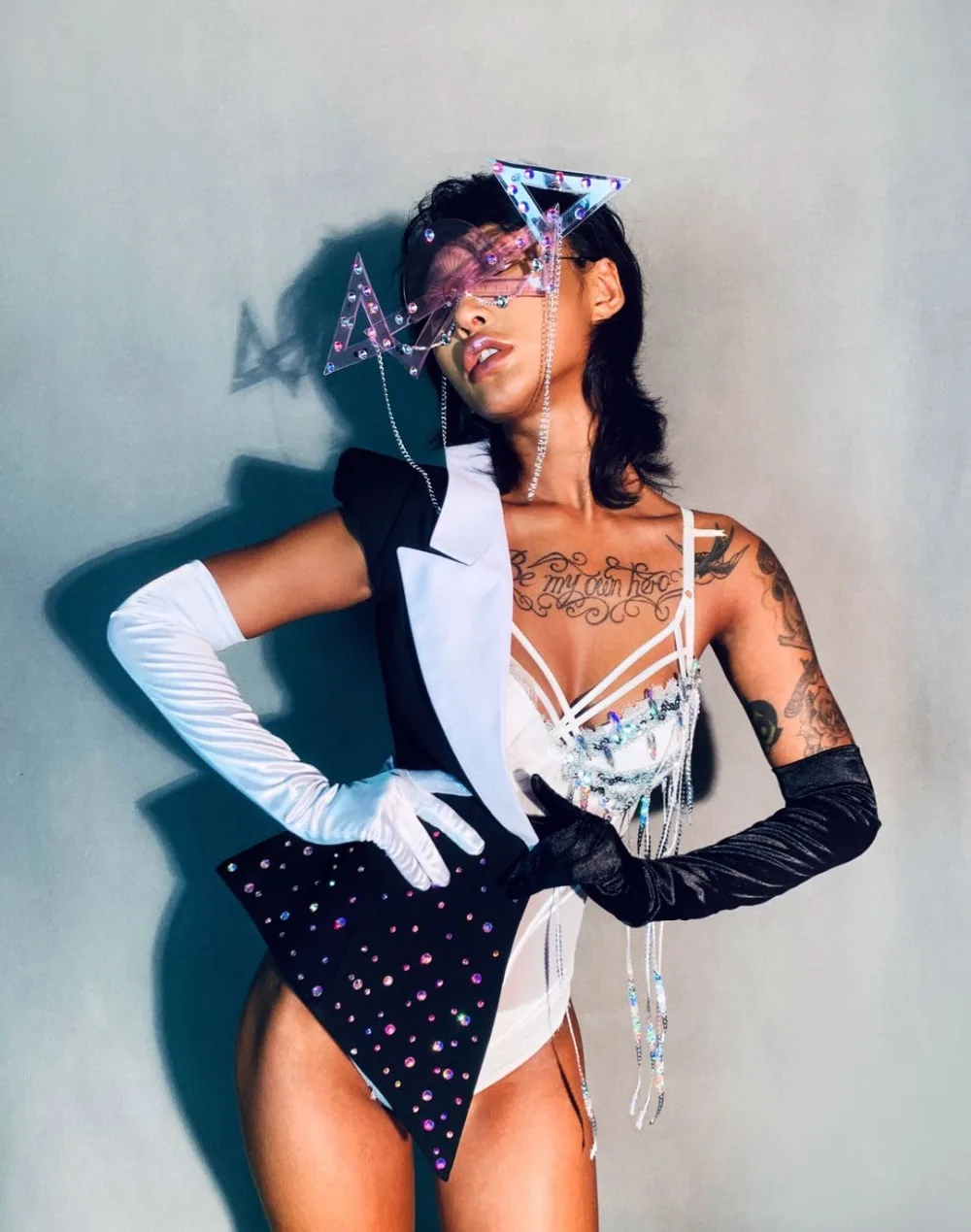 Black White Splicing Bodysuit Dance Outfit Personality Bar Nightclub DJ DS Costume Sexy Stage Wear Singer Leading Dance Costume
Black White Splicing Bodysuit Dance Outfit Personality Bar Nightclub DJ DS Costume Sexy Stage Wear Singer Leading Dance Costume