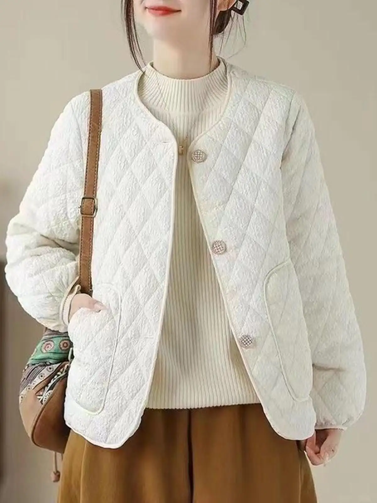 Lightweight Short Diamond Pattern Cotton Jacket Women's Warmth Autumn Winter Casual Style Yangjing Brand New 2024 Style
Lightweight Short Diamond Pattern Cotton Jacket Women's Warmth Autumn Winter Casual Style Yangjing Brand New 2024 Style