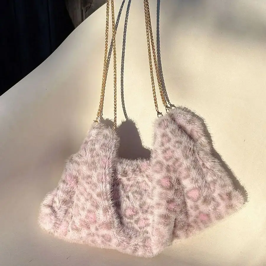 2025 Winter Fashion Leopard Print Plush Women's Bags Are Versatile Casual Trendy Premium Texture Large Capacity Shoulder Handbag
2025 Winter Fashion Leopard Print Plush Women's Bags Are Versatile Casual Trendy Premium Texture Large Capacity Shoulder Handbag