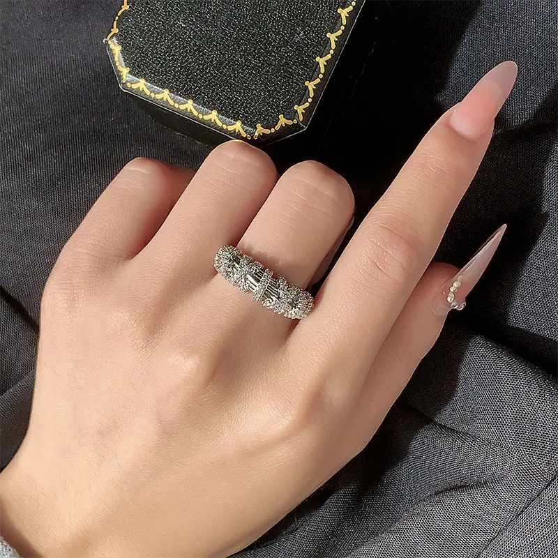 Fashion S925 Sterling Silver Line Twisted Cross-filled Diamond Ring for Women's Daily Commuting Gift Jewelry
Fashion S925 Sterling Silver Line Twisted Cross-filled Diamond Ring for Women's Daily Commuting Gift Jewelry