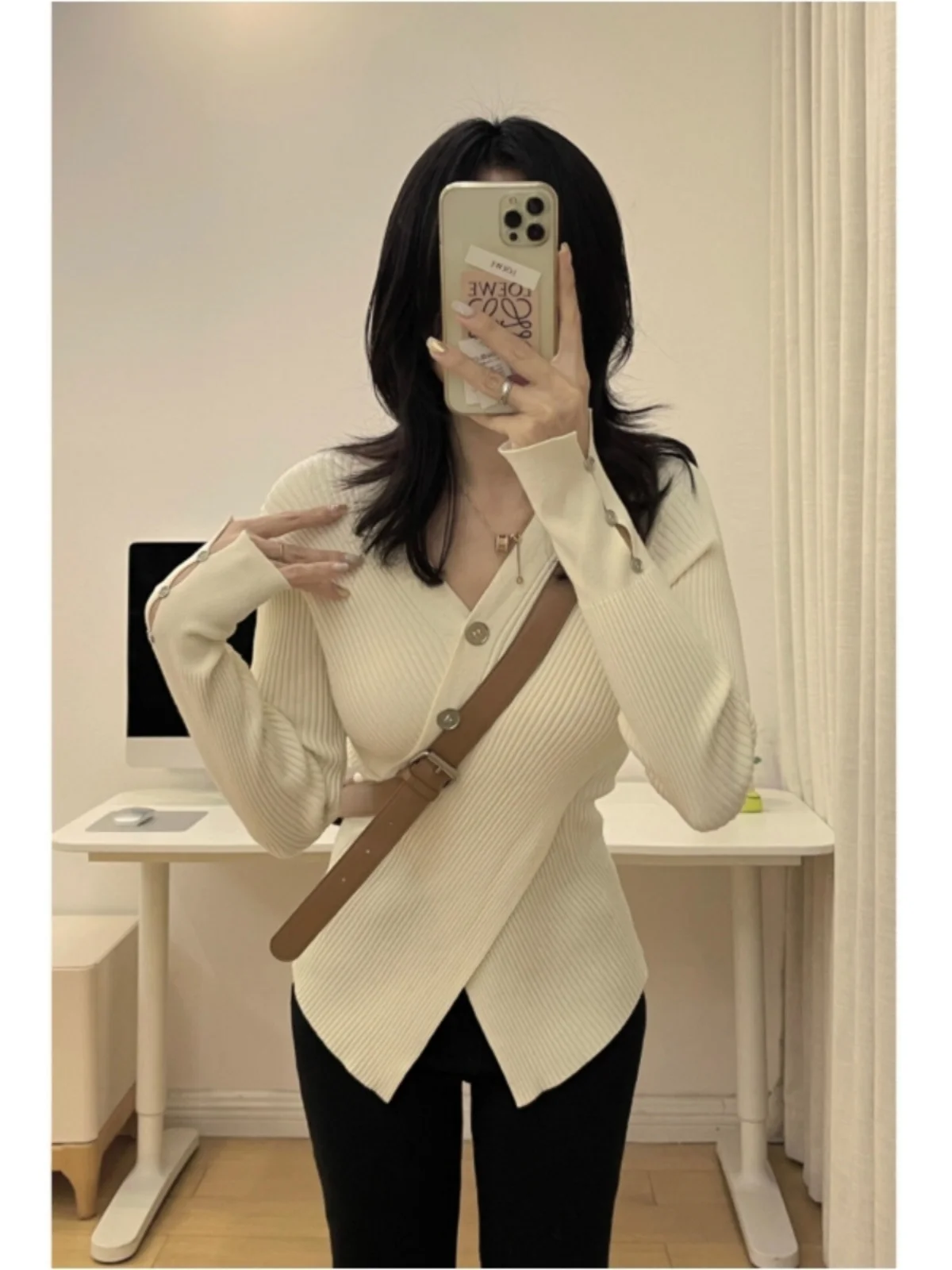 Elegant V-Neck Long Sleeve Base Shirt Women's Fashion Autumn Winter Slim Fit Inner Knitted Top Korean Style Commute Wind
Elegant V-Neck Long Sleeve Base Shirt Women's Fashion Autumn Winter Slim Fit Inner Knitted Top Korean Style Commute Wind