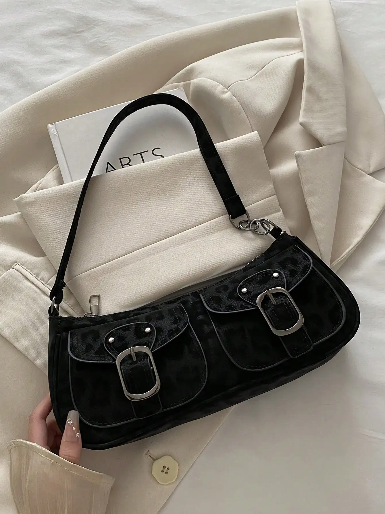 New Fashion Double Pocket Decor Handbag Tote Shoulder Bag, Suitable For Parties, Outings, Vacations, Shopping And Daily Use, Can Store Coins, Phones, Also Suitable As A Work Bag For White-Collar, College Students And Office Workers, Elegant Bag For Ladies
New Fashion Double Pocket Decor Handbag Tote Shoulder Bag, Suitable For Parties, Outings, Vacations, Shopping And Daily Use, Can Store Coins, Phones, Also Suitable As A Work Bag For White-Collar, College Students And Office Workers, Elegant Bag For Ladies