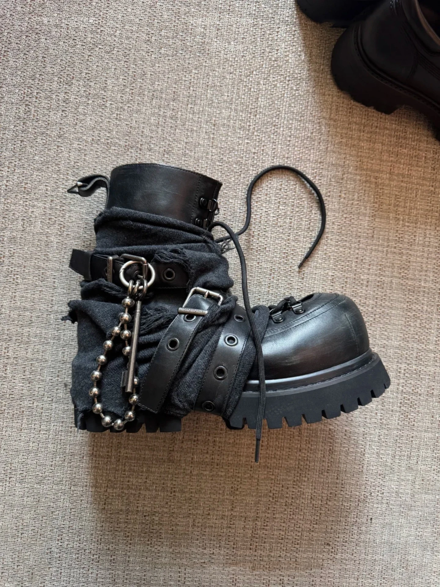 Женские черные готические ботинки на платформе с цепочками и пряжками в дерзком панк-стиле для альтернативных мероприятий или модных образов
Женские черные готические ботинки на платформе с цепочками и пряжками в дерзком панк-стиле для альтернативных мероприятий или модных образов