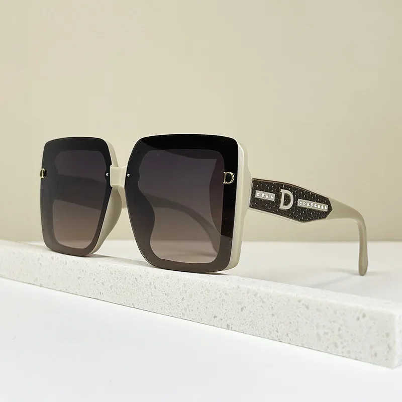 2025 New Leather Pattern Wide Legs Sunglasses Women Large Frame Ladies Casual Glasses Retro Fashion Printed Sun Glasses UV400
2025 New Leather Pattern Wide Legs Sunglasses Women Large Frame Ladies Casual Glasses Retro Fashion Printed Sun Glasses UV400