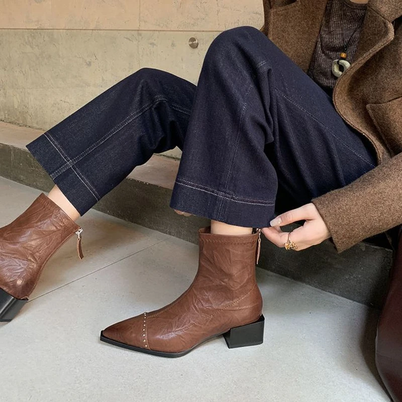 NEW Autumn/Winter Women Boots Split Leather Shoes for Women Pointed Toe Chunky Heel Shoes Zipper Modern Boots Rivet Ankle Boots
NEW Autumn/Winter Women Boots Split Leather Shoes for Women Pointed Toe Chunky Heel Shoes Zipper Modern Boots Rivet Ankle Boots