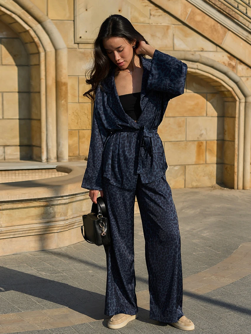 Marthaqiqi Leopard Print Female Pajamas Set Turn-Down Collar Sleepwear Long Sleeve Nightgowns Pants Casual Women Nightwear Suit
Marthaqiqi Leopard Print Female Pajamas Set Turn-Down Collar Sleepwear Long Sleeve Nightgowns Pants Casual Women Nightwear Suit