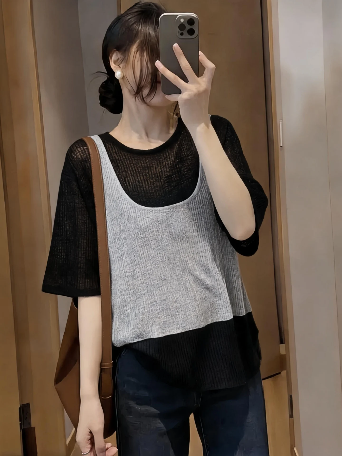 Women's Ice Silk Short Sleeve T-Shirt Base Layer Thin Summer New Large Size Fat MM Slimming Fake Two-Piece Strap Vest Top
Women's Ice Silk Short Sleeve T-Shirt Base Layer Thin Summer New Large Size Fat MM Slimming Fake Two-Piece Strap Vest Top