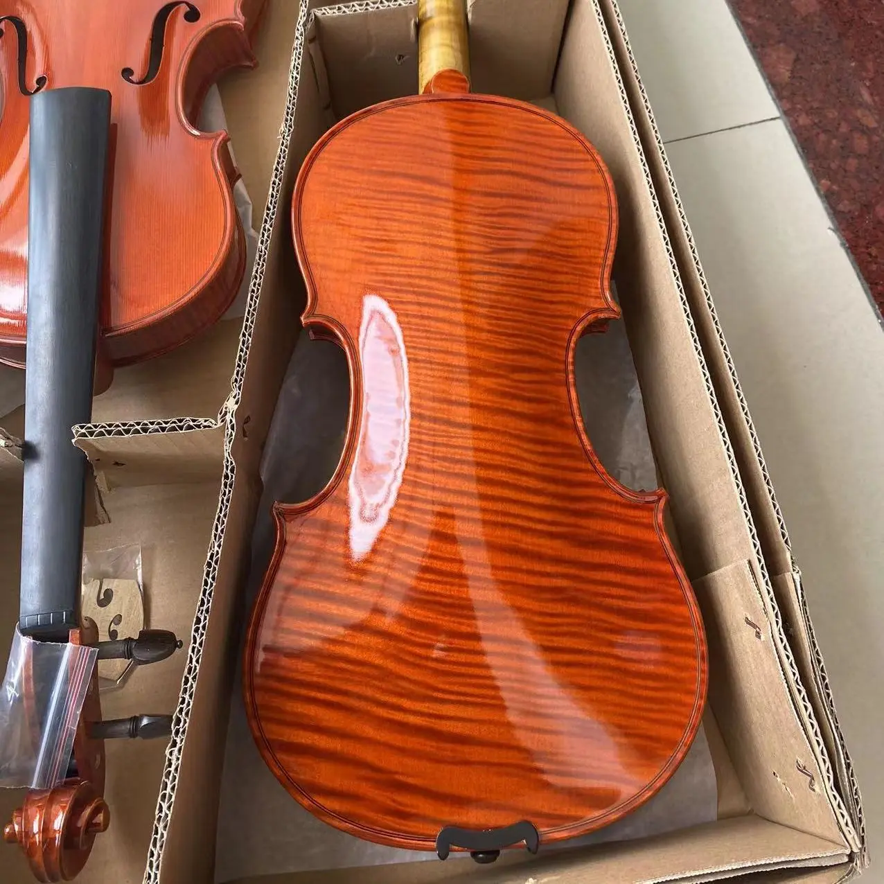 Итальянская сплошная цветная красная скрипка, скрипка из европейской ели Stradivarius 4/4 с высококачественной искусственной кожей, бразильский лук, канифоль,
Итальянская сплошная цветная красная скрипка, скрипка из европейской ели Stradivarius 4/4 с высококачественной искусственной кожей, бразильский лук, канифоль,