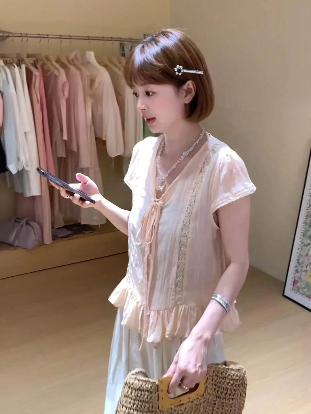 Korean Style Sweet Pink V-Neck Short Sleeve Shirt Women Summer 2026 Lace Trim Belted Fashionable Young-looking Blouse
Korean Style Sweet Pink V-Neck Short Sleeve Shirt Women Summer 2026 Lace Trim Belted Fashionable Young-looking Blouse