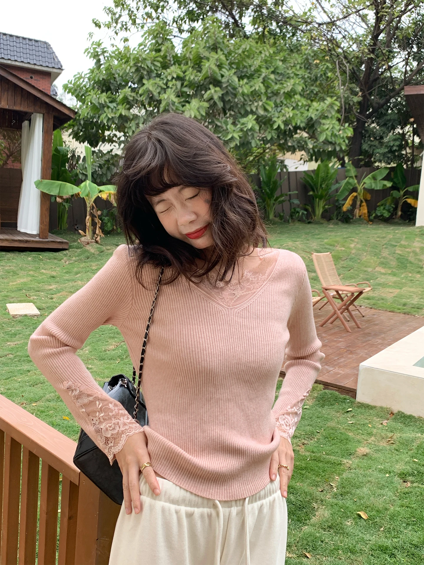 Новый женский мягкий и уютный свитер-топ в корейском стиле с длинными рукавами, V-образным вырезом и кружевными вставками, вязаный, Pure Desire
Новый женский мягкий и уютный свитер-топ в корейском стиле с длинными рукавами, V-образным вырезом и кружевными вставками, вязаный, Pure Desire