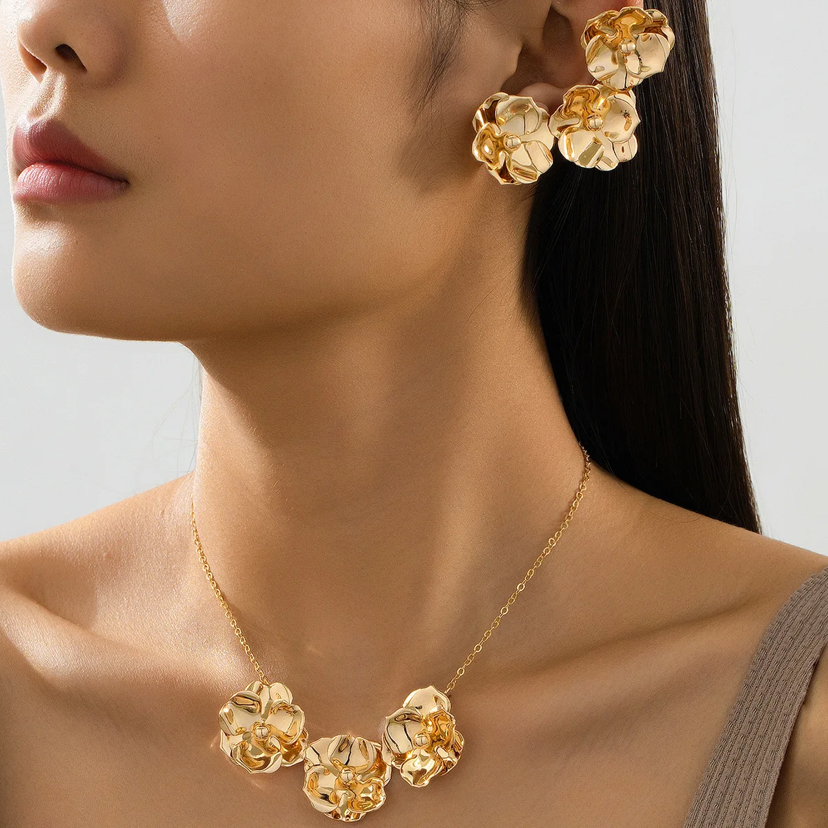 Jewelry temperament exaggerated old flower necklace earrings women's fashion versatile high-end jewelry set
Jewelry temperament exaggerated old flower necklace earrings women's fashion versatile high-end jewelry set
