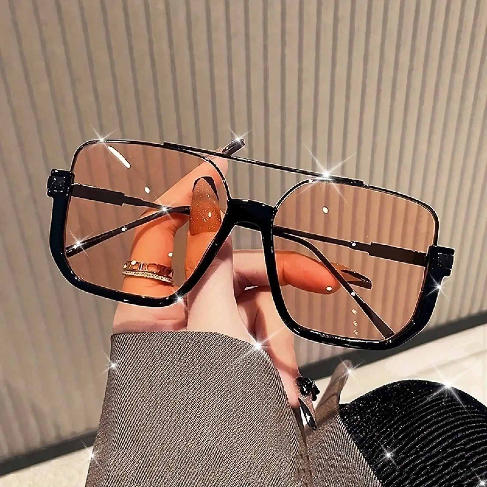 A Pair Of Oversized Double Bridge Half-Frame Retro Fashion Glasses, Suitable Everyday Gatherings
A Pair Of Oversized Double Bridge Half-Frame Retro Fashion Glasses, Suitable Everyday Gatherings