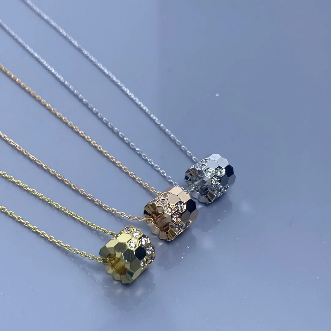 2025 Fashionable 925 Silver Classic Trendy Luxury Necklace for Women Lightweight and Hypoallergenic for All Day Comfort
2025 Fashionable 925 Silver Classic Trendy Luxury Necklace for Women Lightweight and Hypoallergenic for All Day Comfort