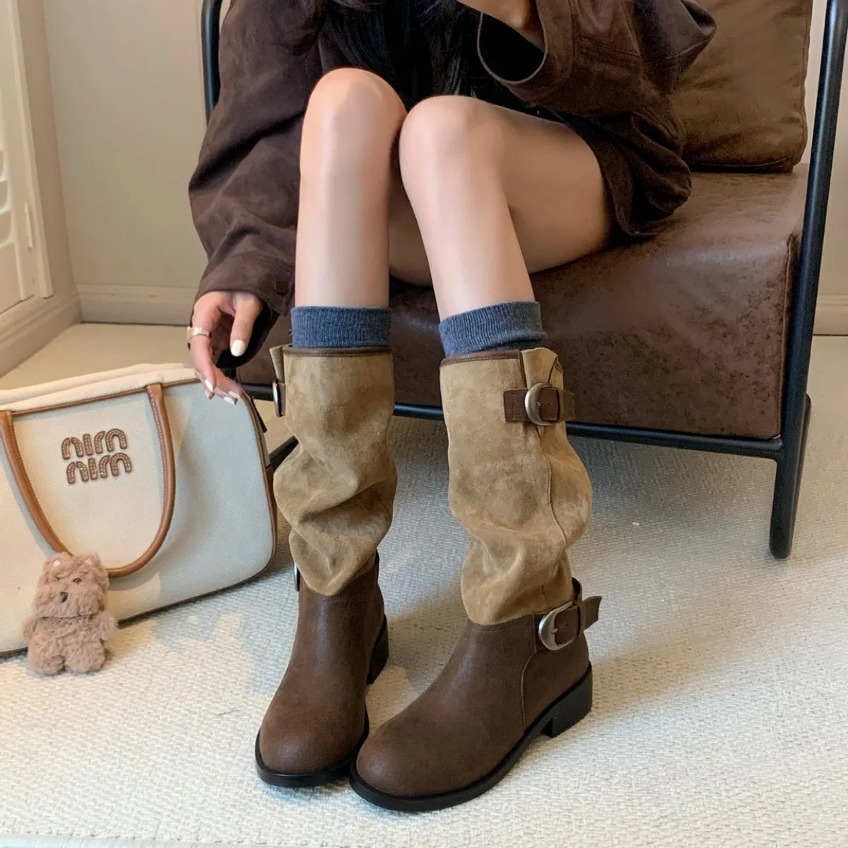 Women's Boots 2025 Autumn/Winter Retro Mid Top Boots Suede Lazy Style Long Boots Round Head Splicing Knight Boots
Women's Boots 2025 Autumn/Winter Retro Mid Top Boots Suede Lazy Style Long Boots Round Head Splicing Knight Boots