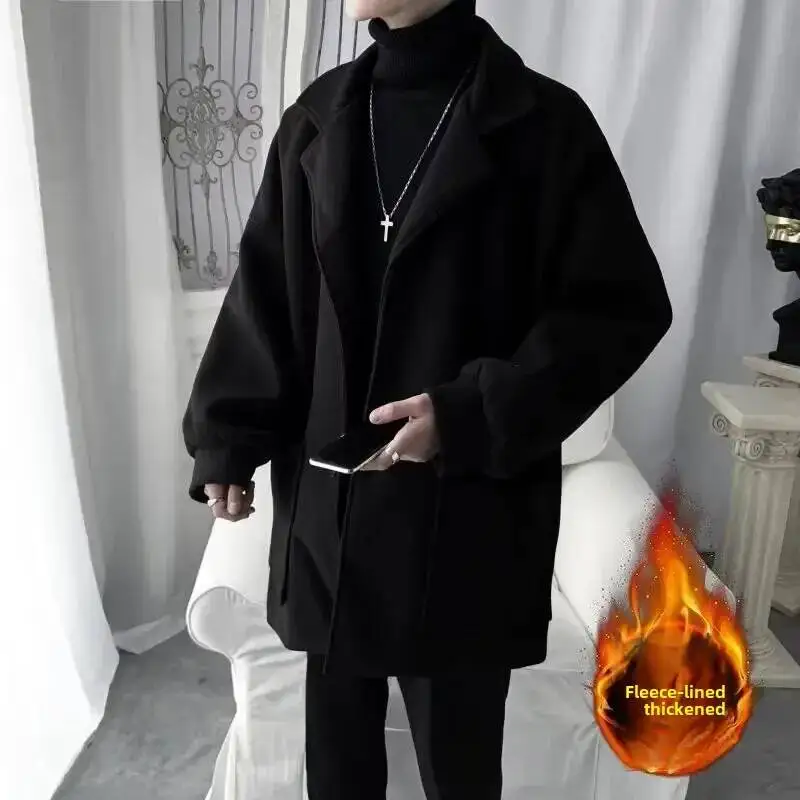 Мужское утолщенное шерстяное пальто средней длины на флисовой подкладке, осень-зима, повседневный стиль, корейский тренд, свободная посадка, элегантная ветровка
Мужское утолщенное шерстяное пальто средней длины на флисовой подкладке, осень-зима, повседневный стиль, корейский тренд, свободная посадка, элегантная ветровка