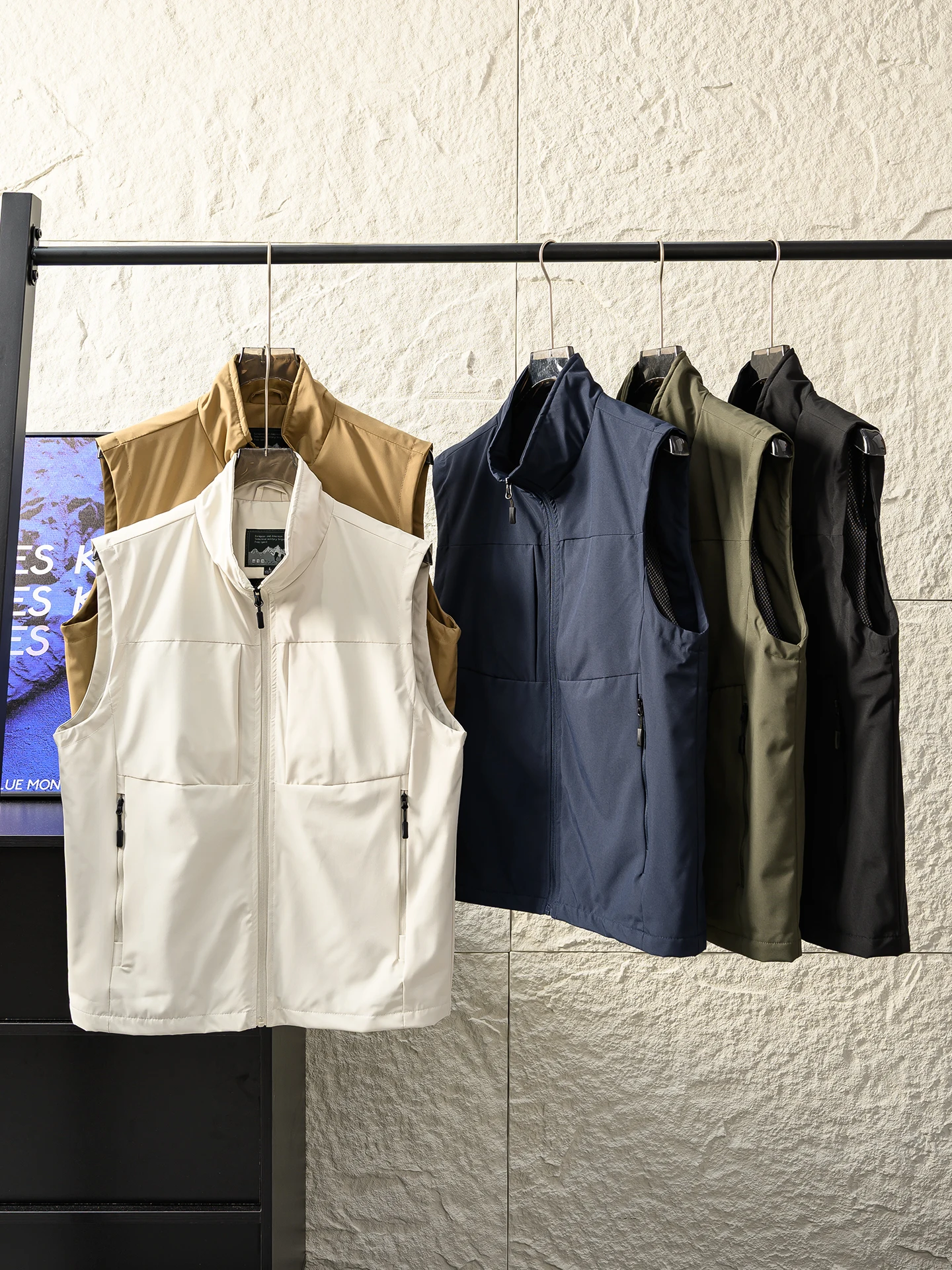 High-End Outdoor Men's Casual Vest Multi-Pocket Windproof Water-Resistant Pure Color Stand Collar Autumn Winter Fashion
High-End Outdoor Men's Casual Vest Multi-Pocket Windproof Water-Resistant Pure Color Stand Collar Autumn Winter Fashion