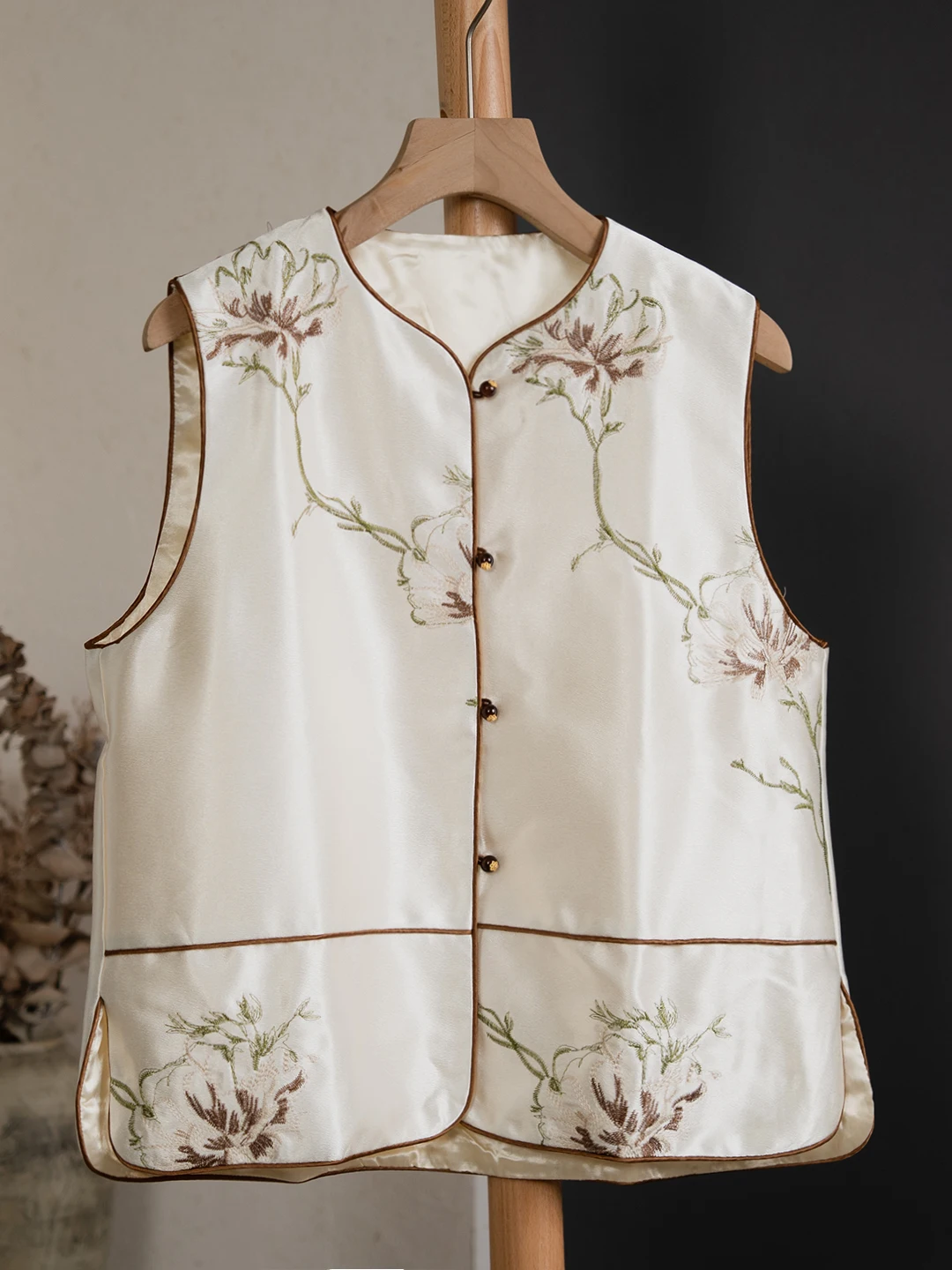 Новая весенняя женская свободная майка-жилет 2026 года, утягивающая, в китайском стиле, для повседневной носки, из полиэфирного волокна, на одной пуговице
Новая весенняя женская свободная майка-жилет 2026 года, утягивающая, в китайском стиле, для повседневной носки, из полиэфирного волокна, на одной пуговице