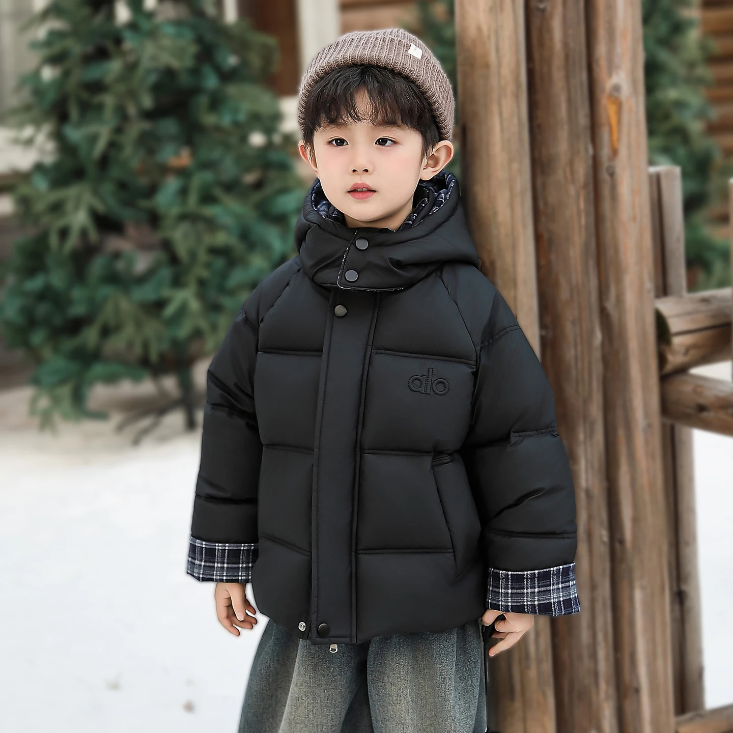 Утепленная хлопковая куртка для мальчиков: зимняя, теплая, водонепроницаемая, для дома, с воротником-стойкой, длинными рукавами и карманами, молодежная модная модель
Утепленная хлопковая куртка для мальчиков: зимняя, теплая, водонепроницаемая, для дома, с воротником-стойкой, длинными рукавами и карманами, молодежная модная модель