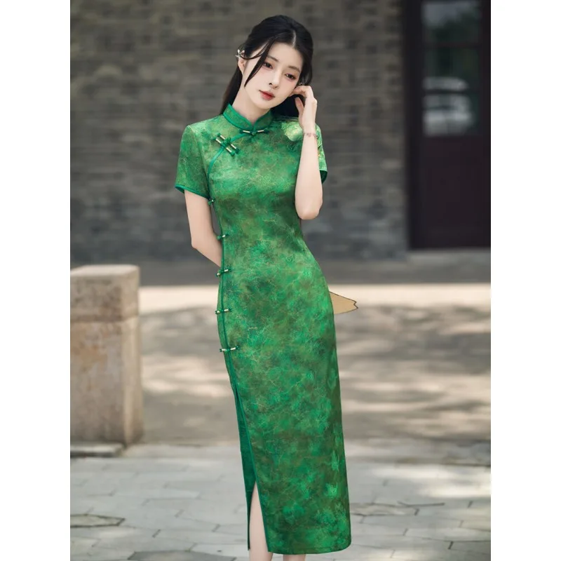 Green high-end cheongsam is sent to the mother for the test. The retro side eight buttons are beautiful in spring New models for
Green high-end cheongsam is sent to the mother for the test. The retro side eight buttons are beautiful in spring New models for