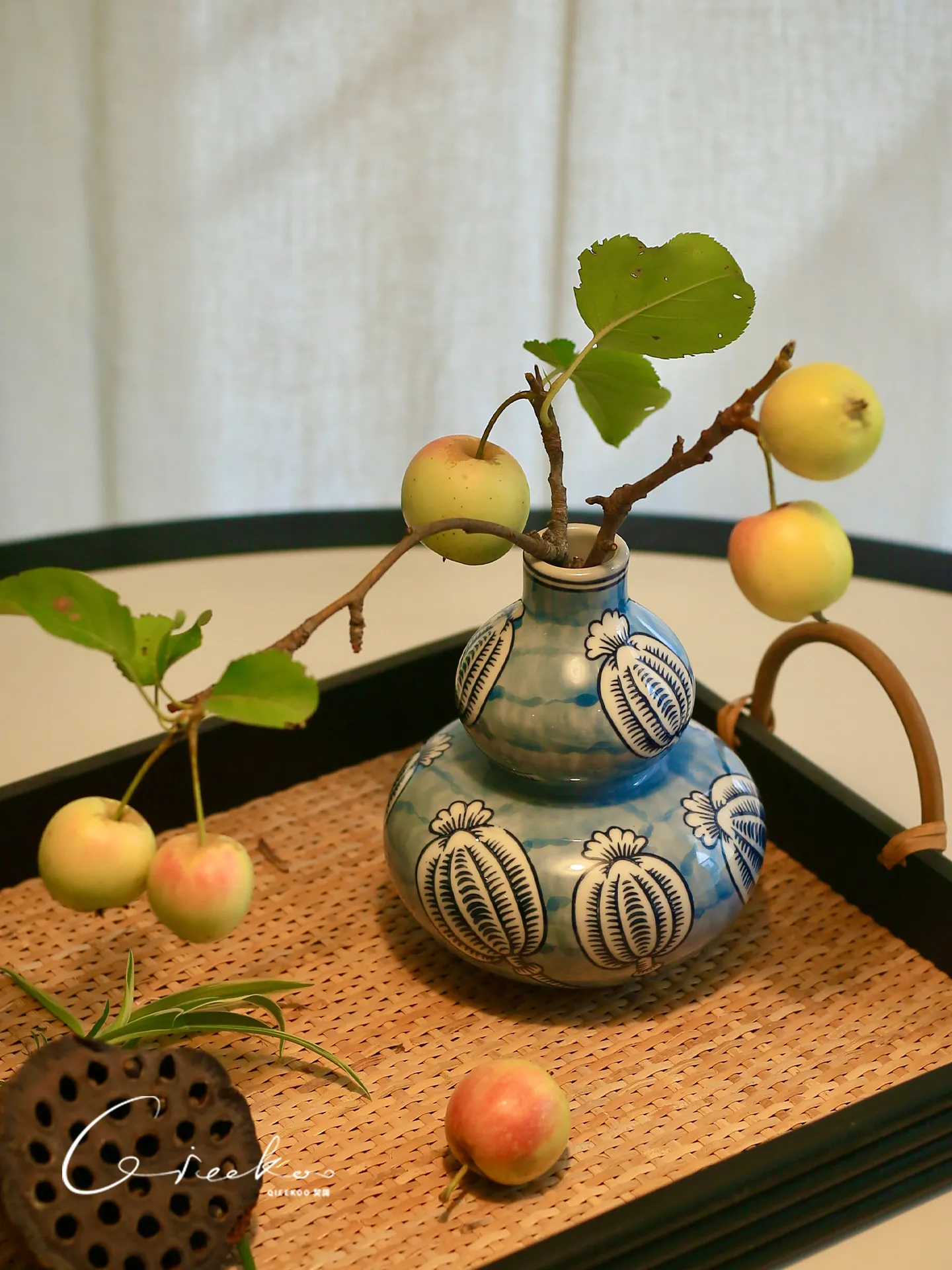 Desktop ornaments ceramic blue and white gourd vase hand-painted suitable entrance hall housewarming gift decoration flower box
Desktop ornaments ceramic blue and white gourd vase hand-painted suitable entrance hall housewarming gift decoration flower box