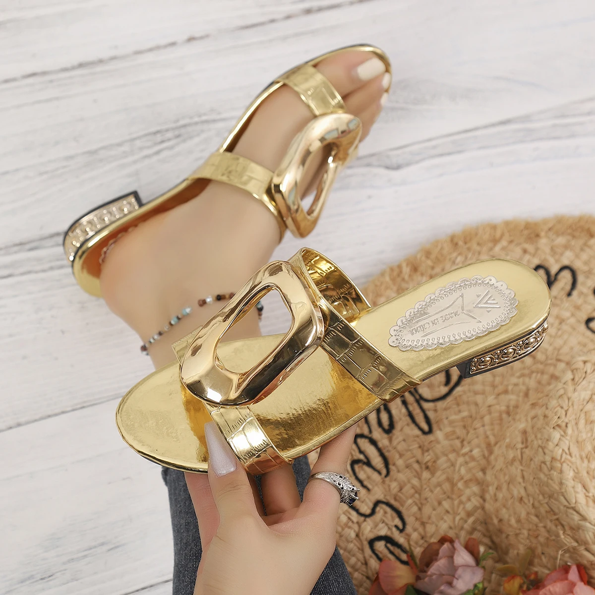 Женские шлепанцы 2026: Новые летние пляжные люксовые тапочки, сандалии, вьетнамки, модные металлические легкие шлепанцы для женщин
Женские шлепанцы 2026: Новые летние пляжные люксовые тапочки, сандалии, вьетнамки, модные металлические легкие шлепанцы для женщин