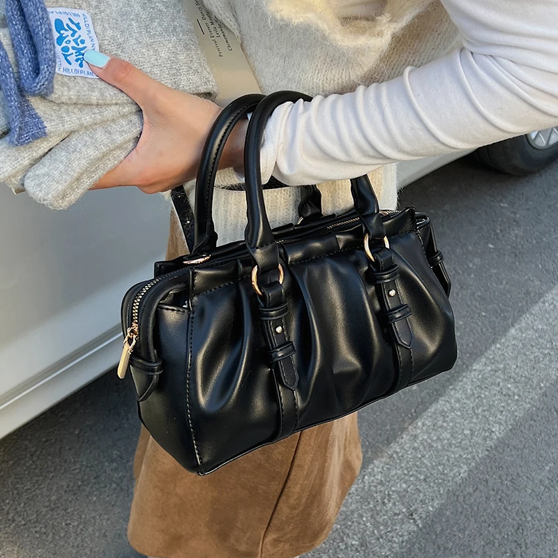 Женская черная мини-сумка из искусственной кожи с драпировкой, золотистой фурнитурой, двойными ручками, повседневная, на плечо, кроссбоди, 2026
Женская черная мини-сумка из искусственной кожи с драпировкой, золотистой фурнитурой, двойными ручками, повседневная, на плечо, кроссбоди, 2026