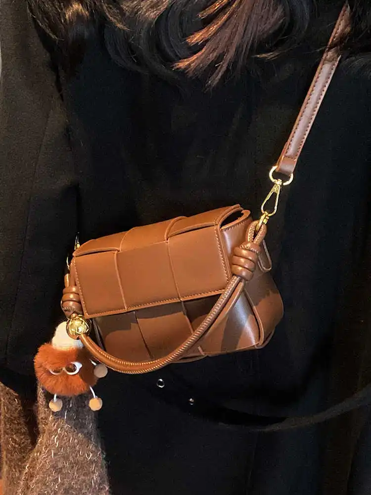 Новые классические модные женские сумки Weaven, универсальная сумка через плечо на одно плечо, простые повседневные маленькие квадратные сумки для хранения
Новые классические модные женские сумки Weaven, универсальная сумка через плечо на одно плечо, простые повседневные маленькие квадратные сумки для хранения