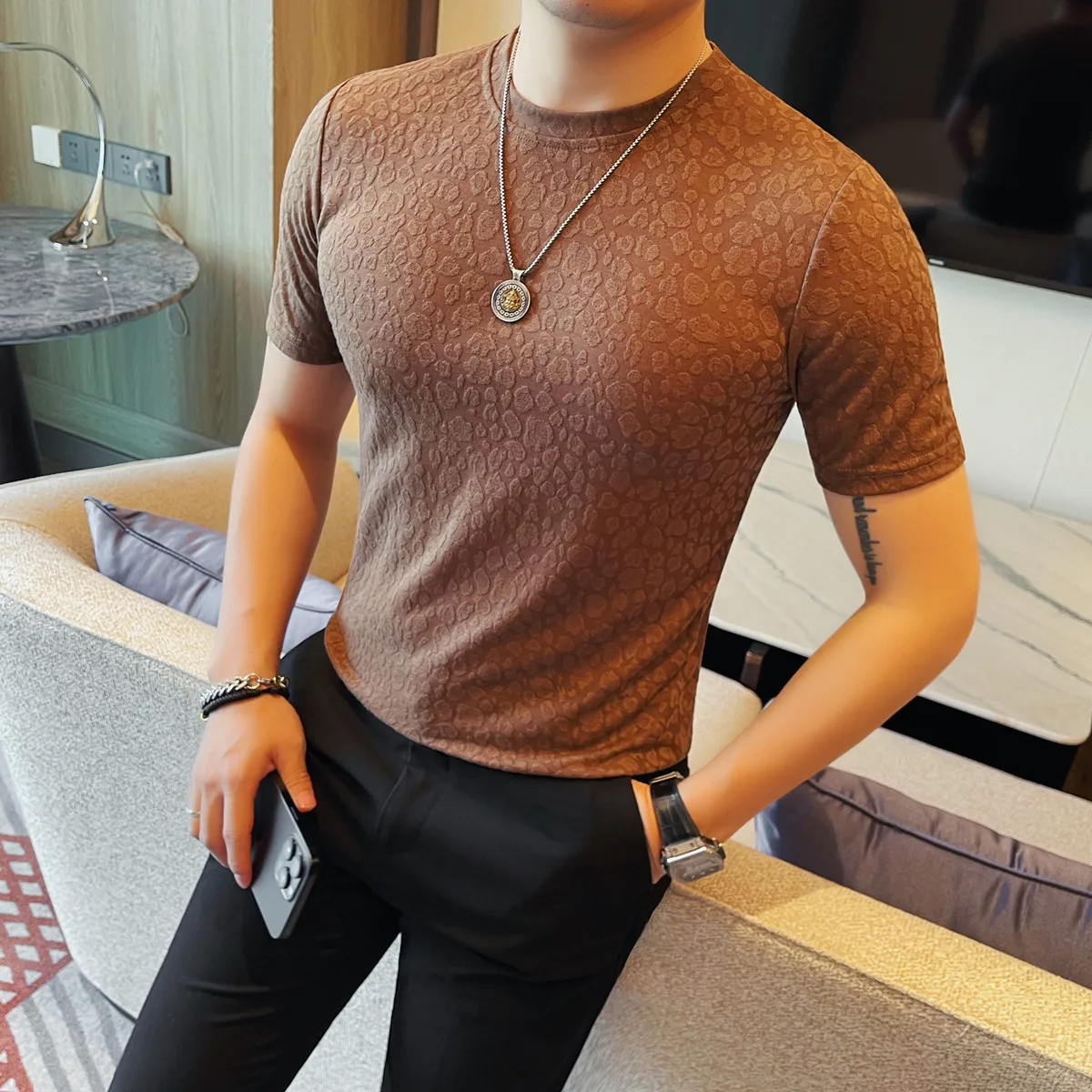 Trendy Sexy Leopard Print T-shirt for Men Slim Fit Short Sleeve Casual Tshirts Versatile Round Neck Business Social Base Shirt
Trendy Sexy Leopard Print T-shirt for Men Slim Fit Short Sleeve Casual Tshirts Versatile Round Neck Business Social Base Shirt