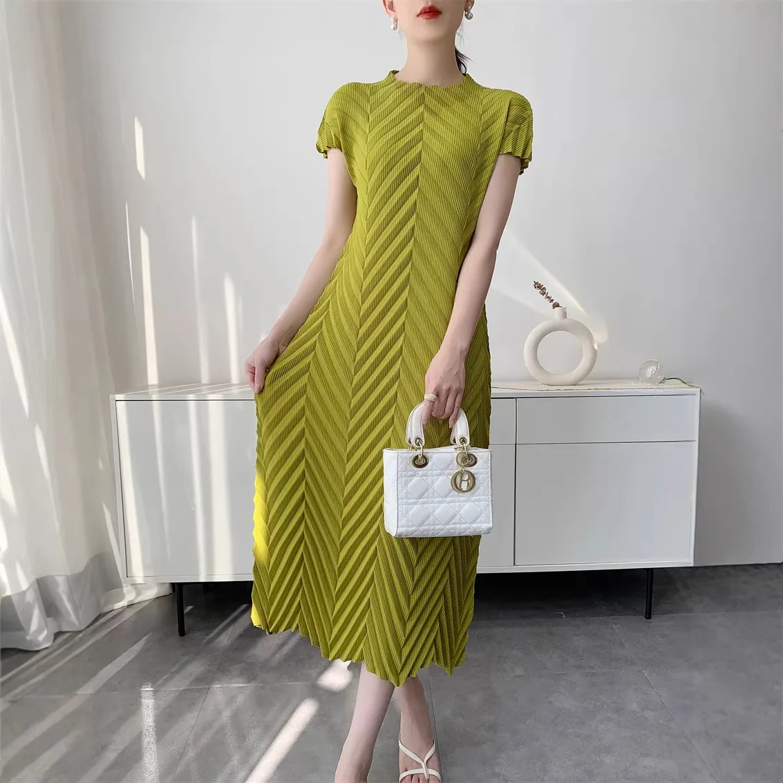 Плиссированное платье ручной работы Miyake, женское, весна 2026, новинка, однотонное, с воротником-стойкой, рукавами-фонариками, элегантная плиссированная юбка-пуловер
Плиссированное платье ручной работы Miyake, женское, весна 2026, новинка, однотонное, с воротником-стойкой, рукавами-фонариками, элегантная плиссированная юбка-пуловер