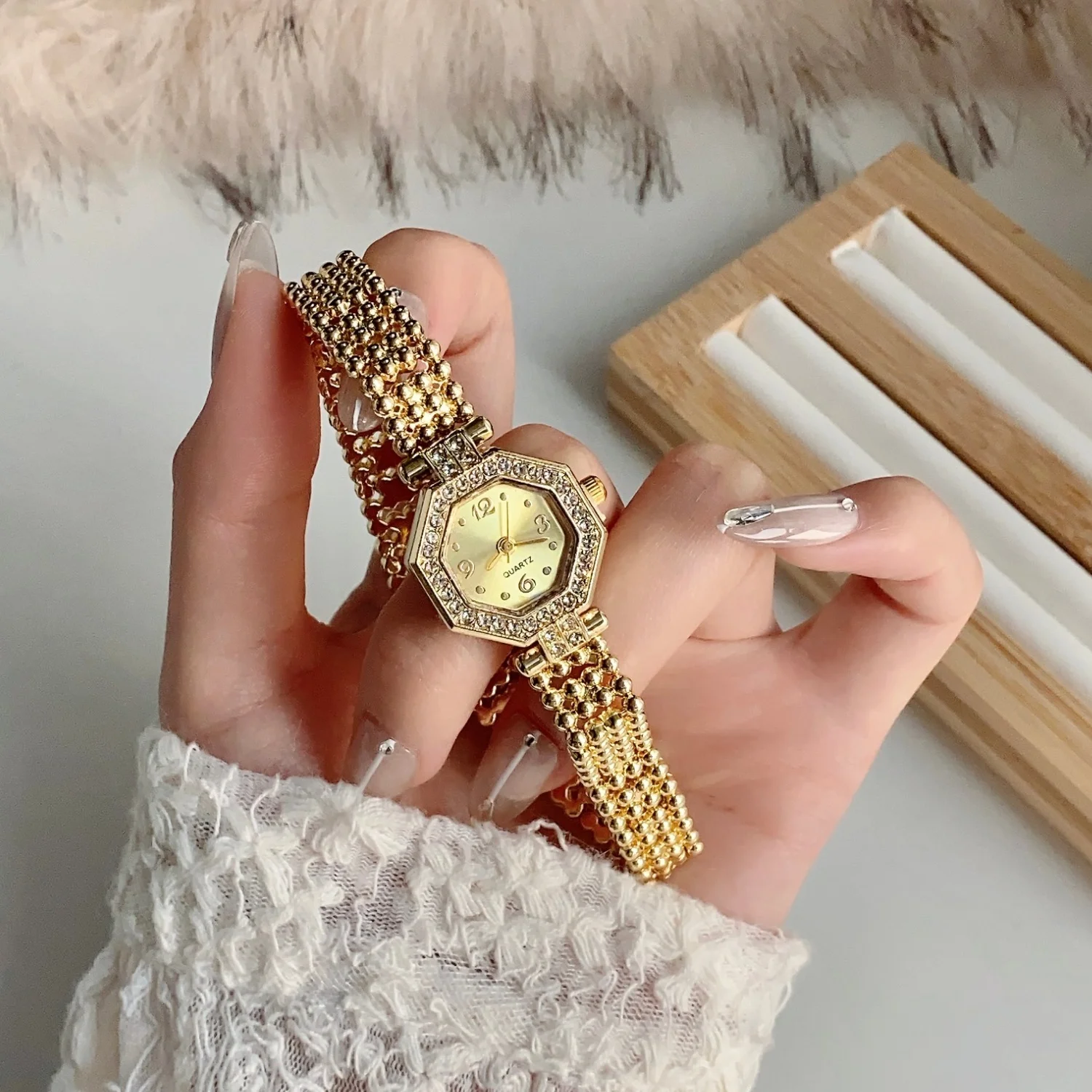 Ретро-золотые женские часы-браслет с элегантным маленьким циферблатом, модные кварцевые часы, универсальные женские наручные часы, подарок, Relogio Feminino
Ретро-золотые женские часы-браслет с элегантным маленьким циферблатом, модные кварцевые часы, универсальные женские наручные часы, подарок, Relogio Feminino