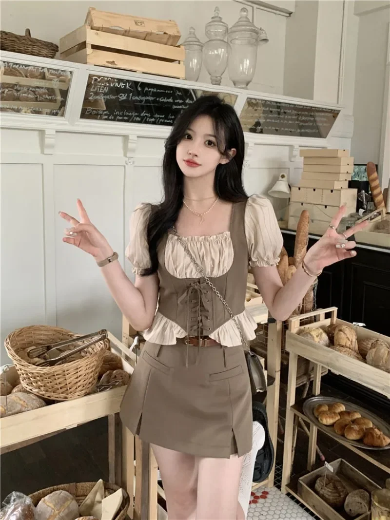 French Fake 2 Piece Patchwork Shirt Pantskirt Two-piece Set Women Bubble Sleeves Lace Up Shirring College Sweet Summer Suit
French Fake 2 Piece Patchwork Shirt Pantskirt Two-piece Set Women Bubble Sleeves Lace Up Shirring College Sweet Summer Suit