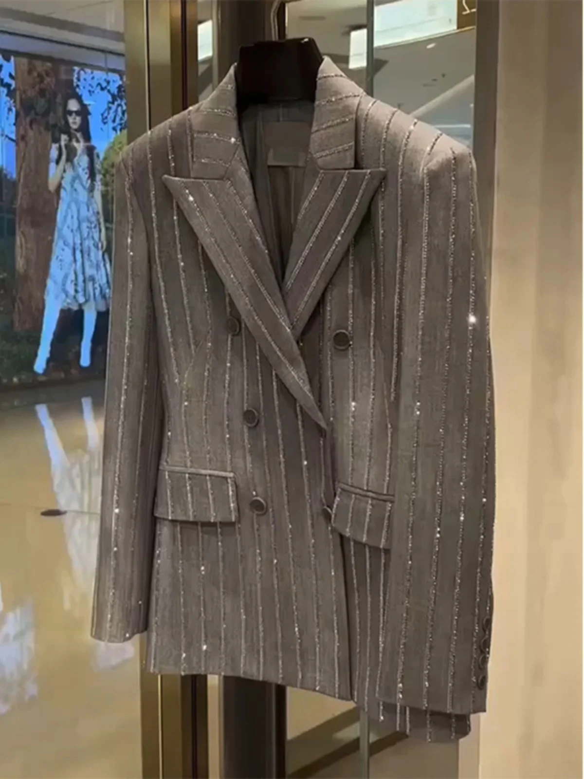 Elegant Grey Stripe Diamond Women's Suit Jacket Early Autumn New Style European Fashion Lightweight Luxury Trendy Top
Elegant Grey Stripe Diamond Women's Suit Jacket Early Autumn New Style European Fashion Lightweight Luxury Trendy Top