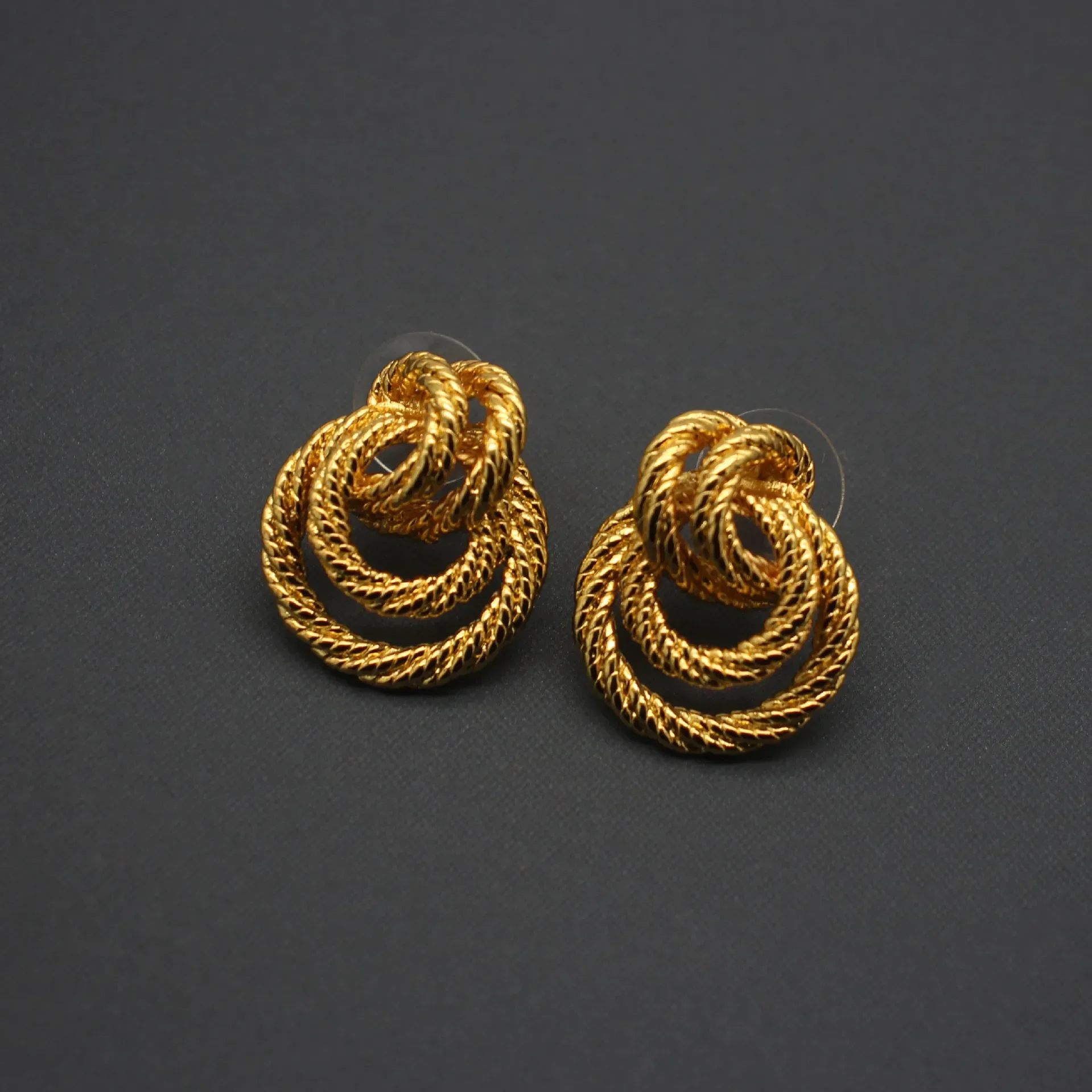 European and American Jewelry Earrings Brass Plated 18K Real Gold Electroplated Silver Needle Classic Versatile Earrings
European and American Jewelry Earrings Brass Plated 18K Real Gold Electroplated Silver Needle Classic Versatile Earrings