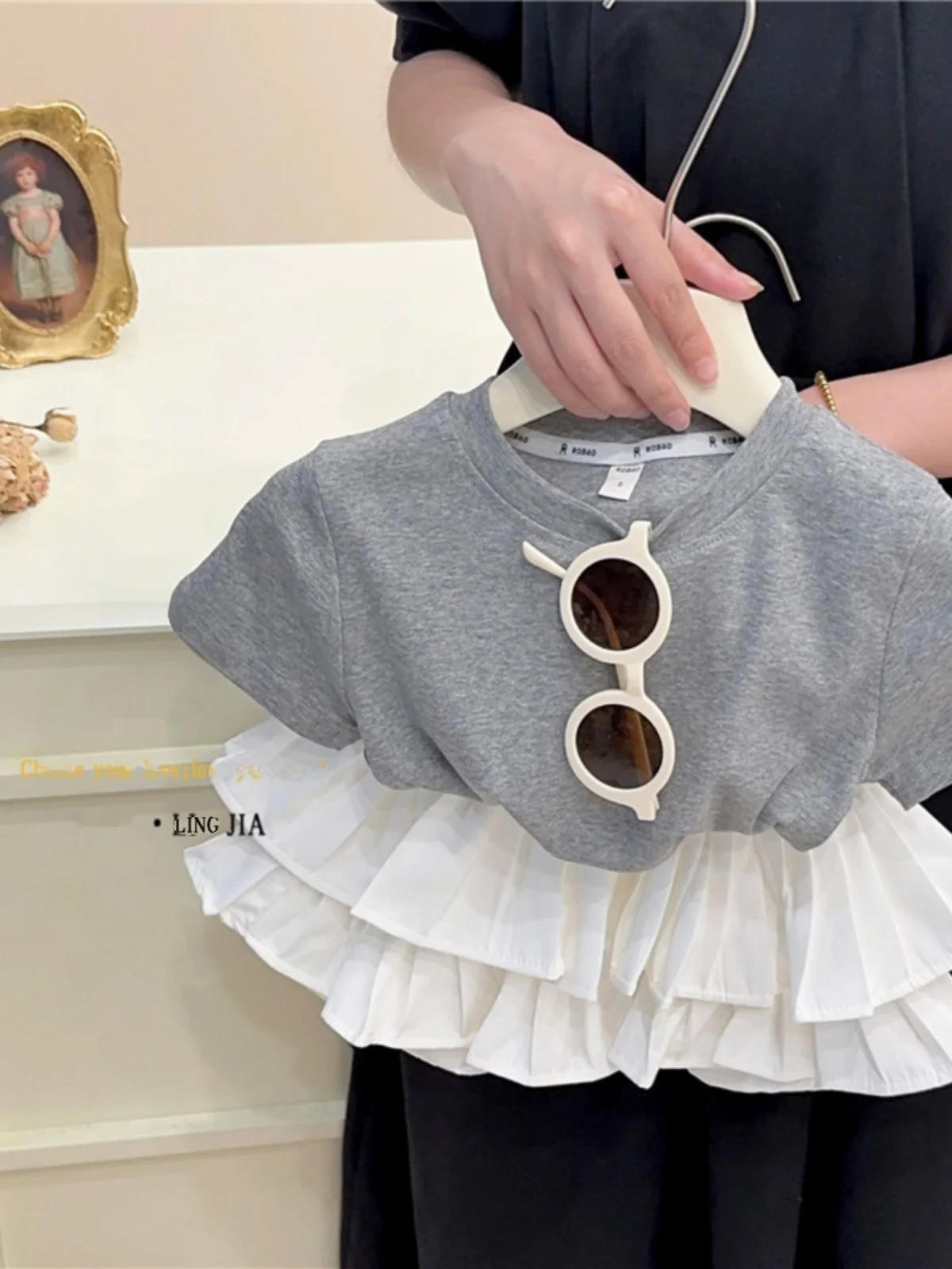 Летний комплект одежды для девочек в корейском стиле, новинка 2024 года, модный комплект из двух предметов: плиссированная юбка и топ, милый наряд для маленьких девочек
Летний комплект одежды для девочек в корейском стиле, новинка 2024 года, модный комплект из двух предметов: плиссированная юбка и топ, милый наряд для маленьких девочек