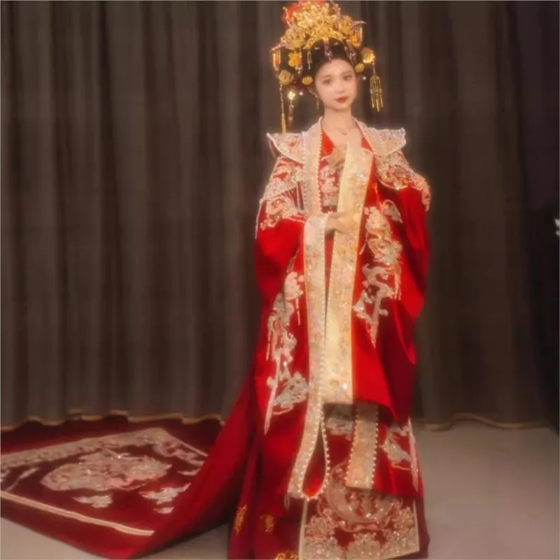 A new Han-style couple's set featuring phoenix crowns and rosy clouds draped in Chinese wedding gowns 
A new Han-style couple's set featuring phoenix crowns and rosy clouds draped in Chinese wedding gowns